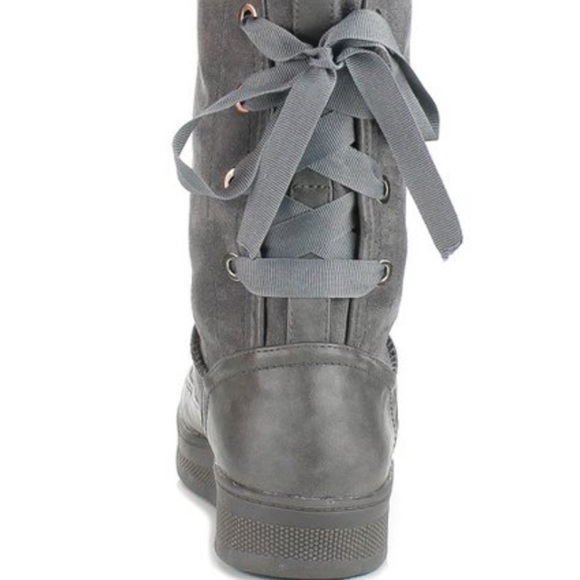5⭐️GREY BACK LACE UP FUR LINING BOOTS- Shoe - Picture 2 of 3